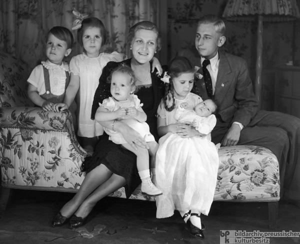 Magda Goebbels zu Hause mit ihren Kindern (1939)