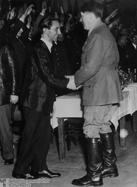 Berlins Gauleiter Joseph Goebbels begrüßt Adolf Hitler bei einer Wahlkampfveranstaltung in Berlin (20. Januar 1933)