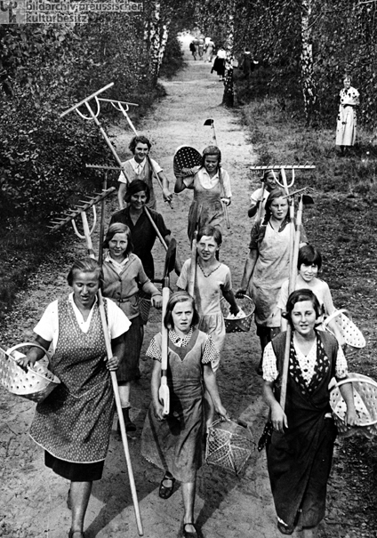 Young Women and Girls from a Countryside Boarding School [<i>Landjahrheim</i>] in Finkenkrug, Brandenburg (1934)