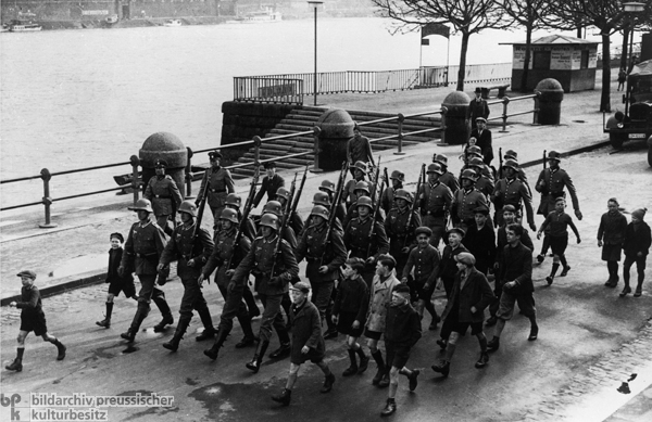 Einheiten der Wehrmacht besetzen die entmilitarisierte Rheinlandzone: Die ersten Truppen marschieren in Koblenz ein (März 1936)