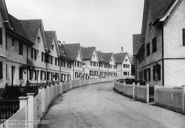 Reihenhäuser in der Gartenstadt Hellerau (um 1910)