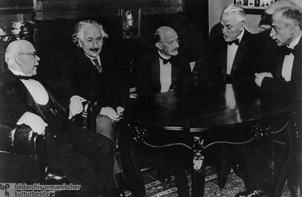 Die Nobelpreisträger Walther Nernst, Albert Einstein, Max Planck, Robert Millikan und Max von Laue bei einem Treffen in Berlin (1. November 1931)