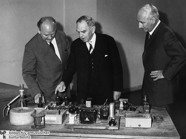 Otto Hahn wiederholt sein Kernspaltungs-Experiment vom Dezember 1938 (30. Juni 1962)