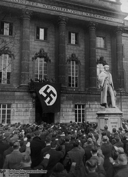 Der Reichsführer der Deutschen Studentenschaft Andreas Feickert auf dem Balkon der Berliner Universität (Januar 1935)