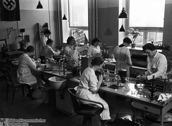 Laborantinnen am Hygienischen Institut in Hamburg (1937)